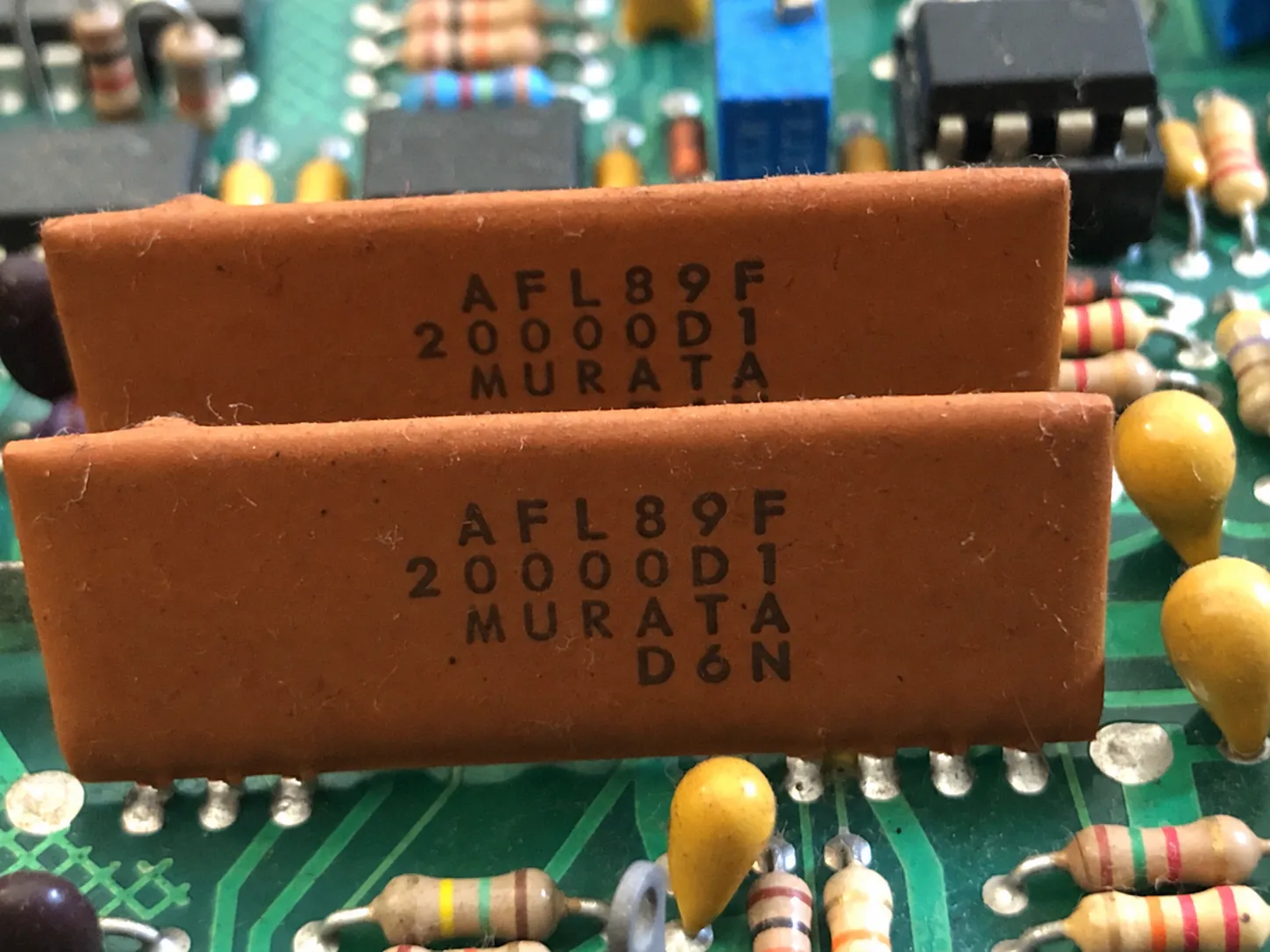 Two upright brown modules marked AFL89F and MURATA.